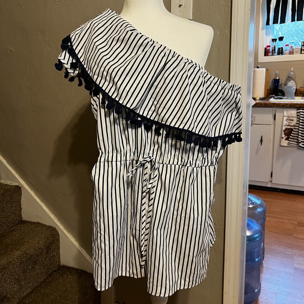 One shoulder pom romper